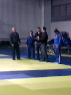 Спортсмена Анжела Гаспарян на церемонии награждения в школе самбо и дзюдо, она справа