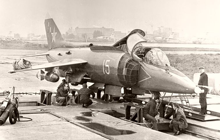 Самолет Як-38 на стенде