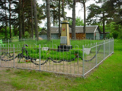 Памятник погибшим морякам с эсминца Карл Маркс в п.Локса, бухта Хара-Лахт, Эстония