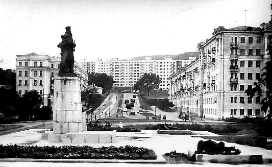 Владивосток. Памятник адмиралу Макарову на площади Луговой