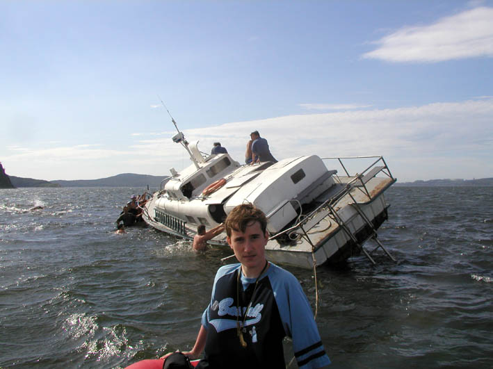 Спасение экипажа севшего на риф катера